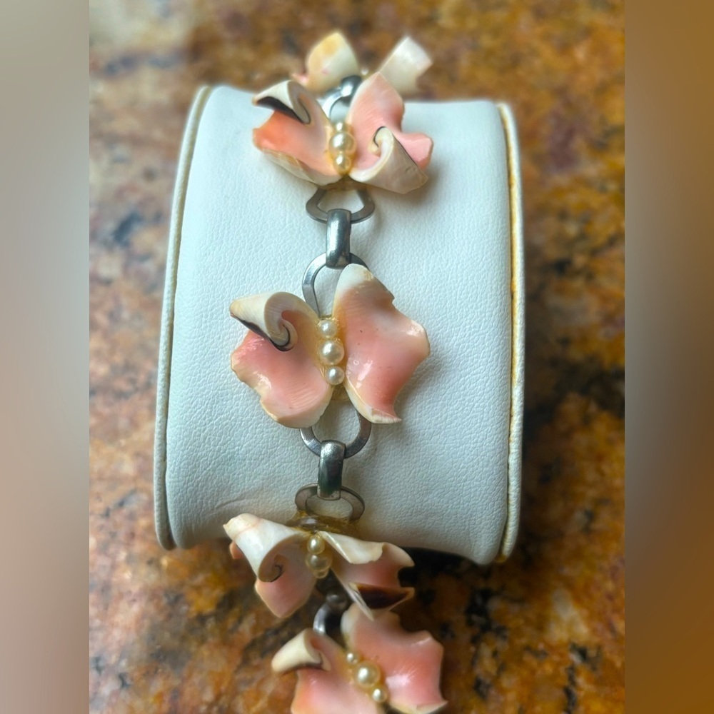 1940’s Vintage Curly Cue Coral Pink Shells & Faux Pearl Bracelet 7in Women